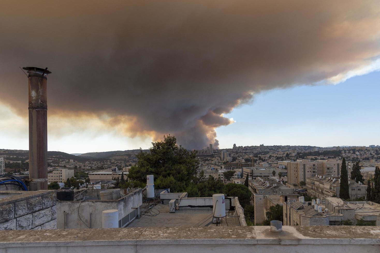 jerusalem, israel 15, 2021 sätta stopp för en skogsbrand jerusalem. foto