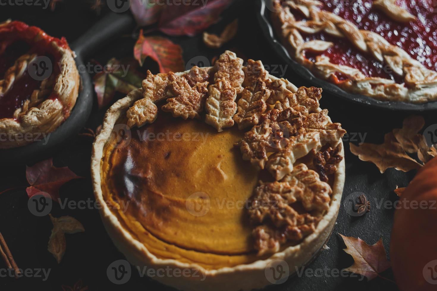 traditionell amerikansk pumpa paj och äppelpaj, tacksägelse dag foto