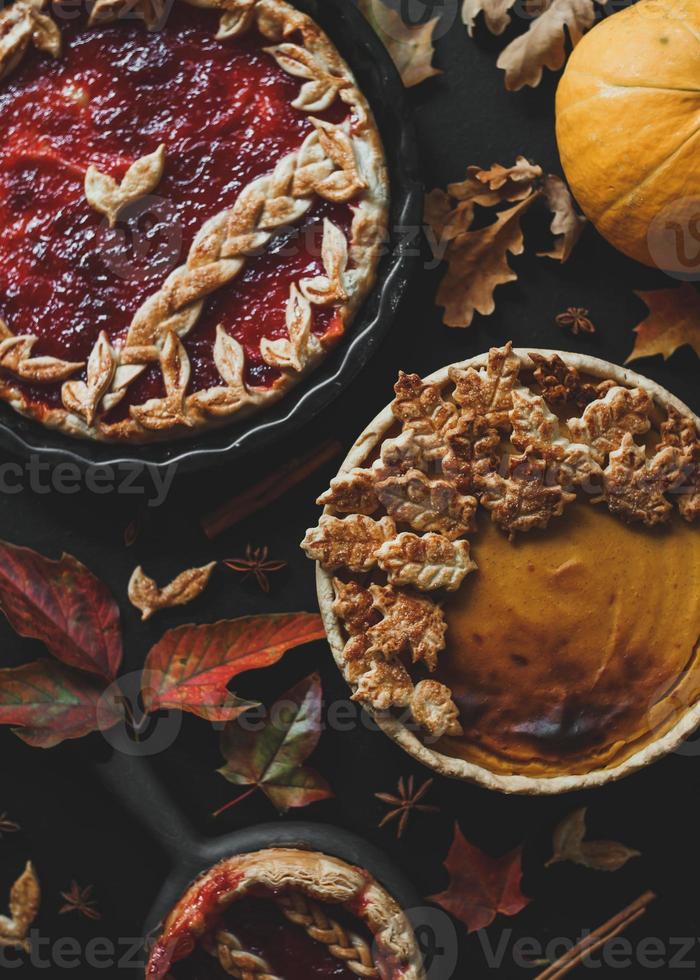 traditionell amerikansk pumpa paj och äppelpaj, tacksägelse dag foto