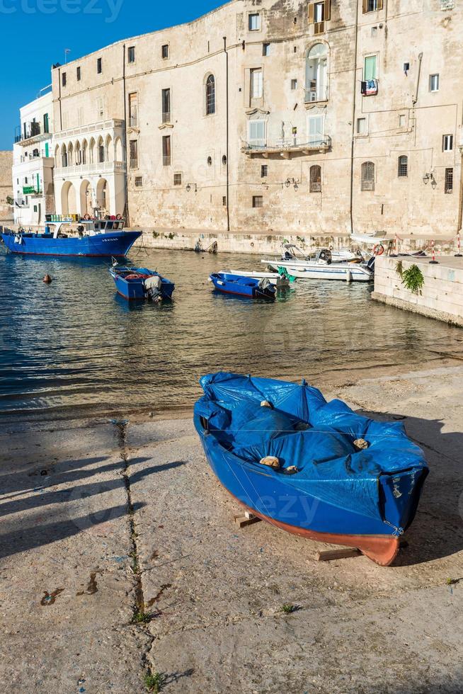 monopoli, hamnen och den historiska stadskärnan foto