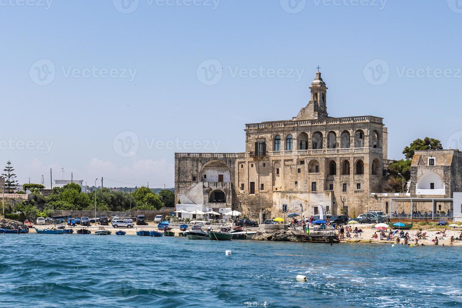 bukten San vito och dess kloster, havet i Polignano a sto foto