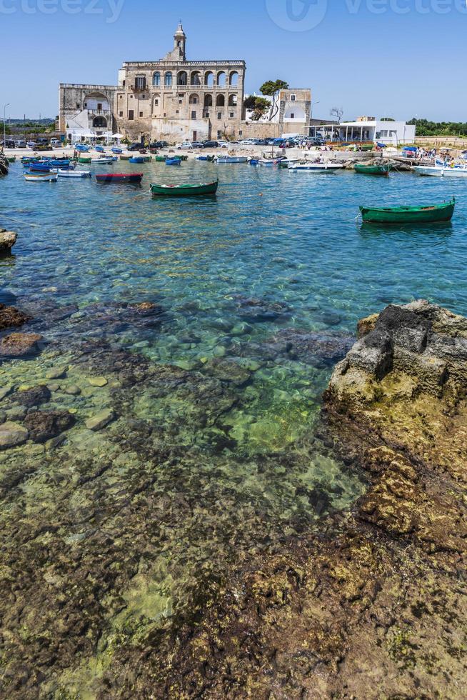 bukten San vito och dess kloster, havet i Polignano a sto foto