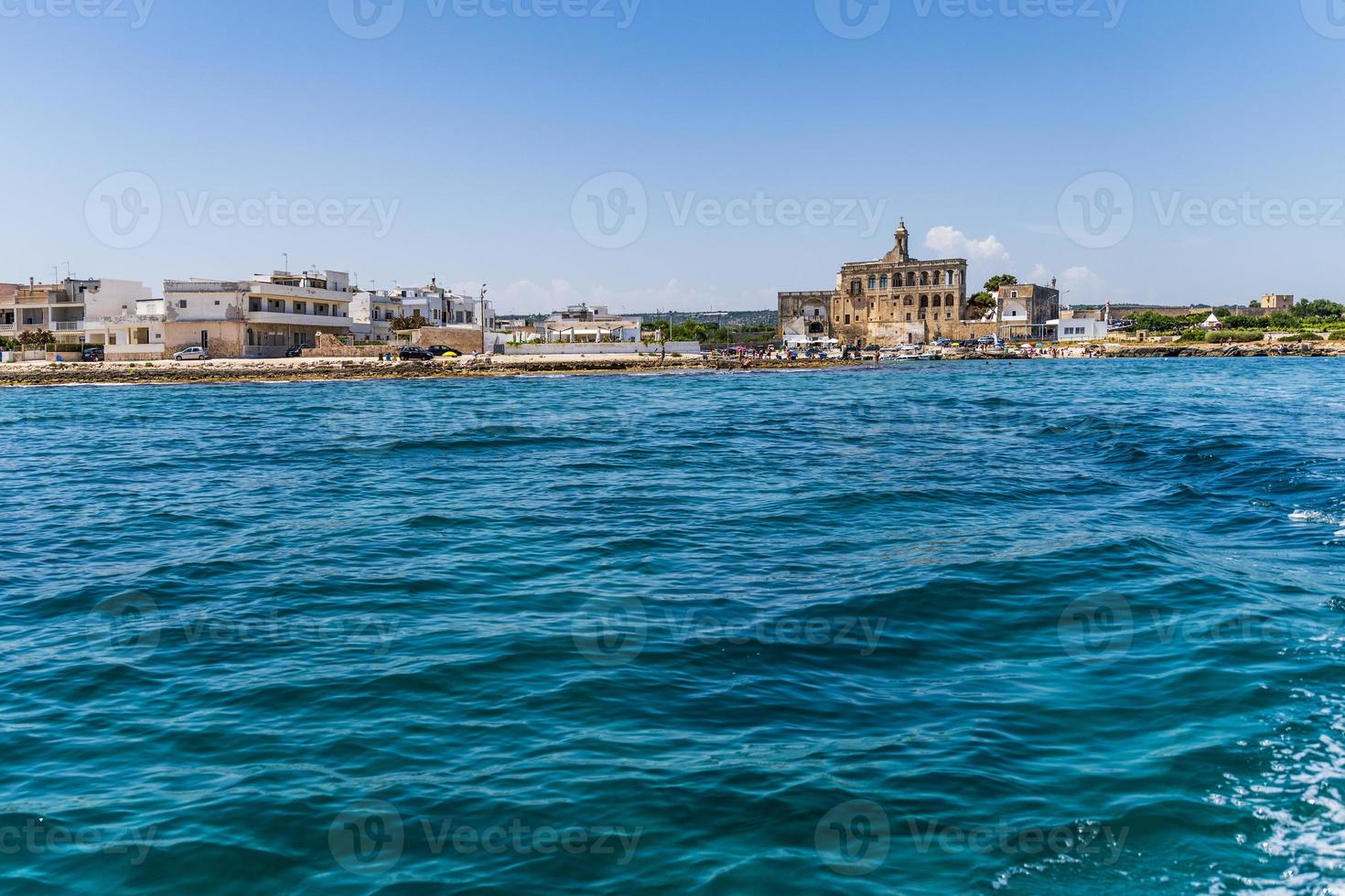 polignano ett sto sett från havet foto