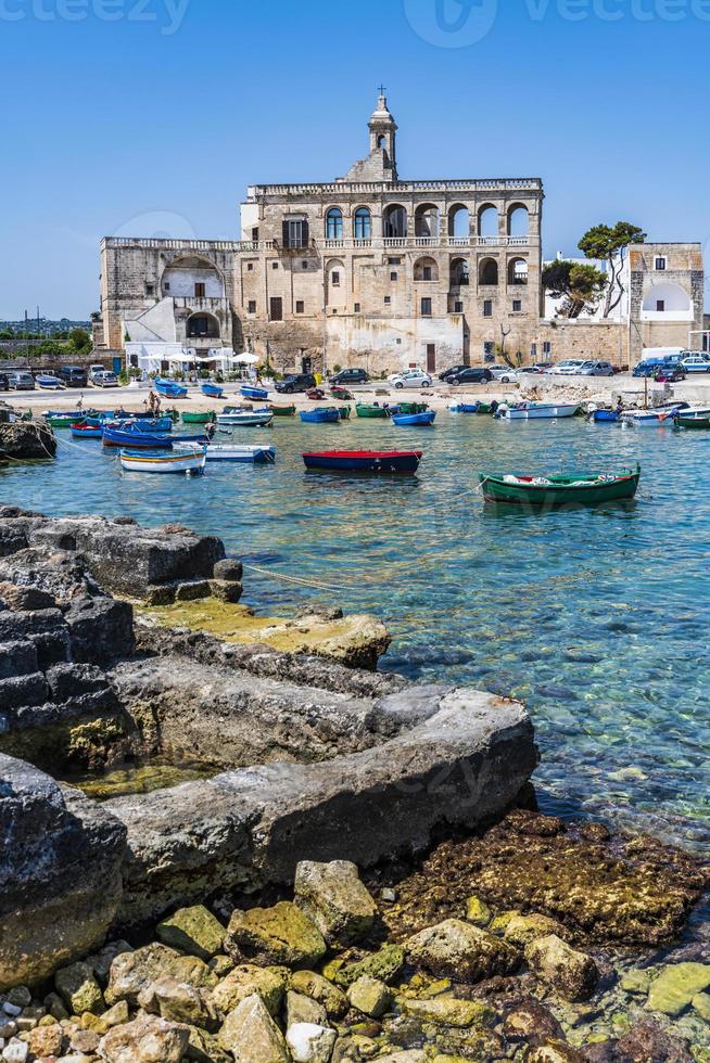 bukten San vito och dess kloster, havet i Polignano a sto foto