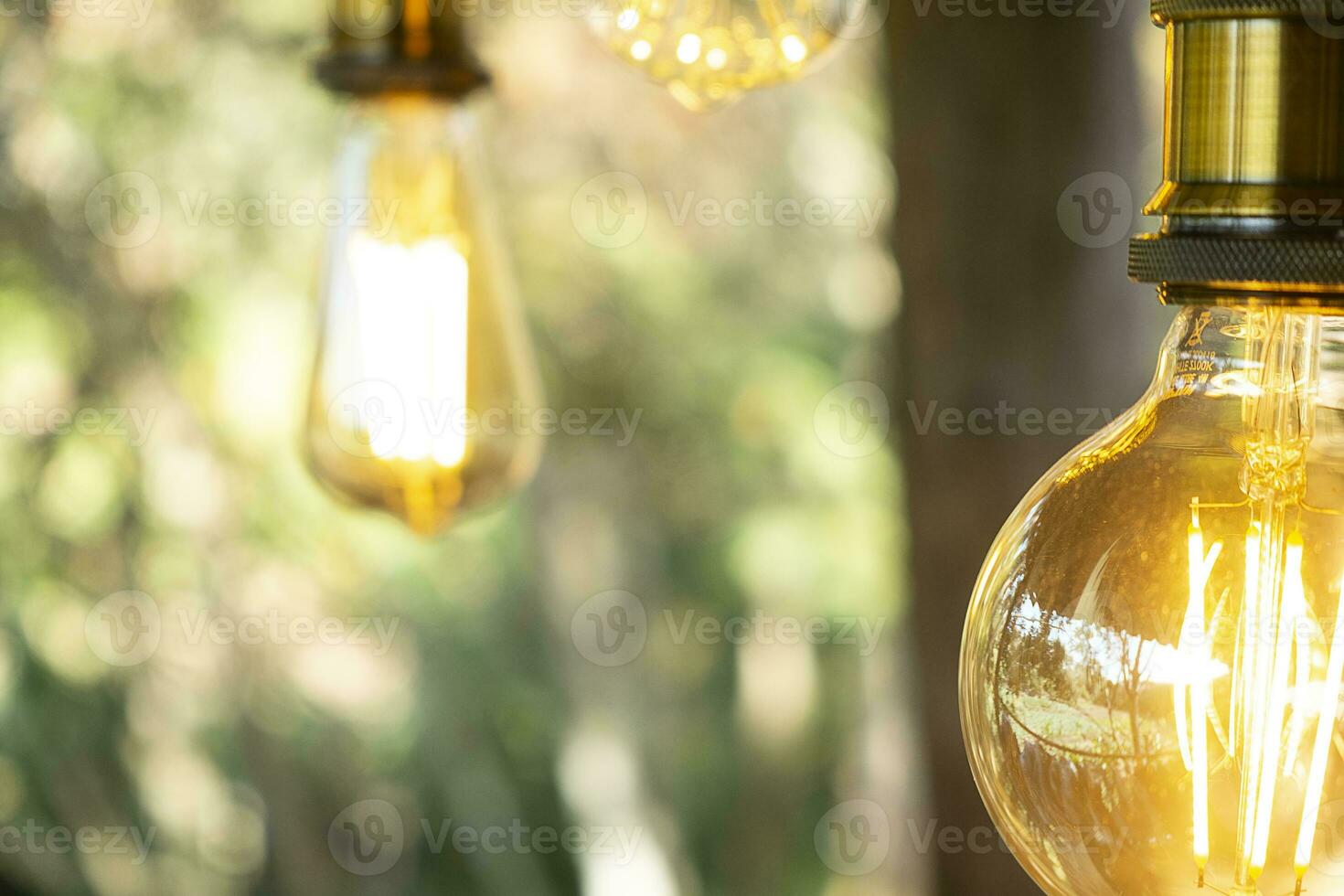 klassisk retro glödlampa led elektrisk lampa varm vit på suddig bakgrund, vintage glödlampa foto