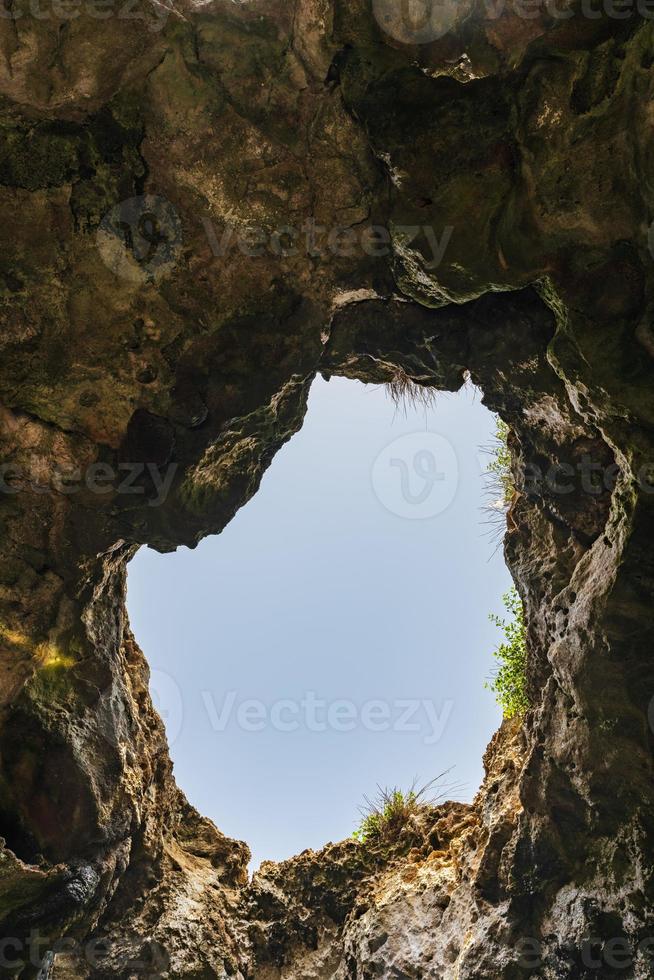 puglia att upptäcka längs polignanokusten ett sto foto