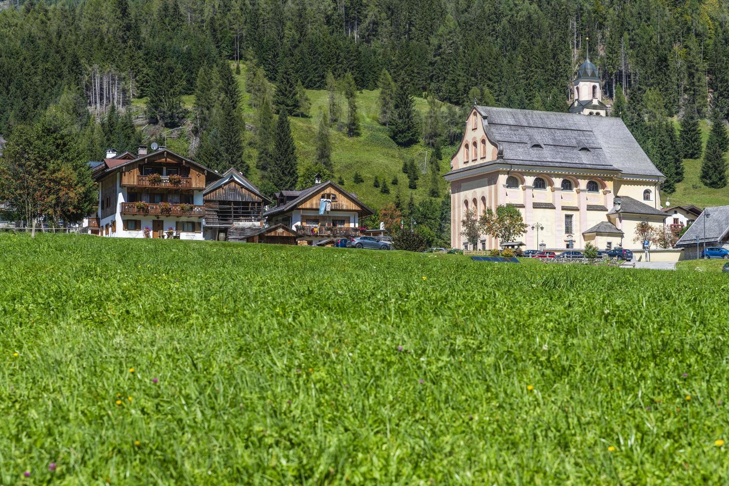 glimtar av bergstaden Sappada foto