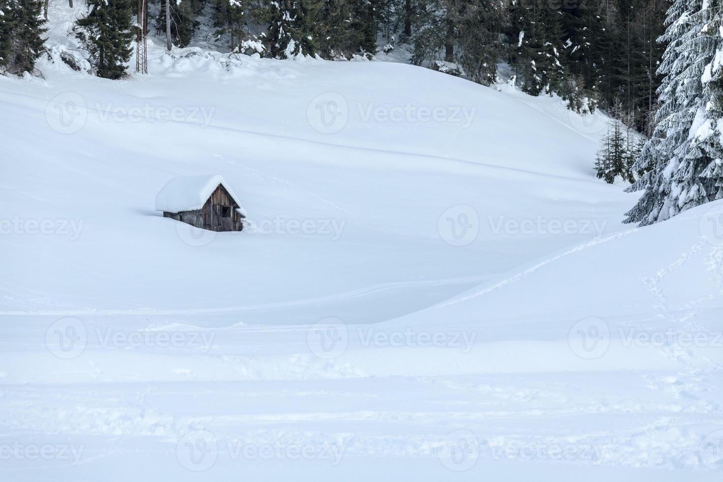 efter snöfallet. skymningens sista ljus i sappada. dolomiternas magi foto