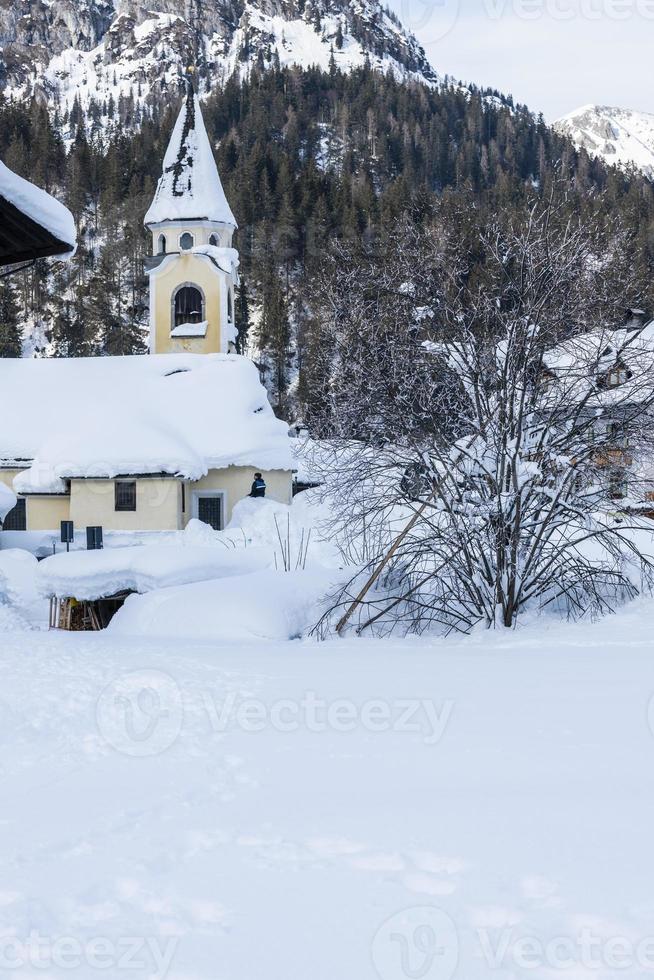 efter snöfallet. skymningens sista ljus i sappada. dolomiternas magi foto