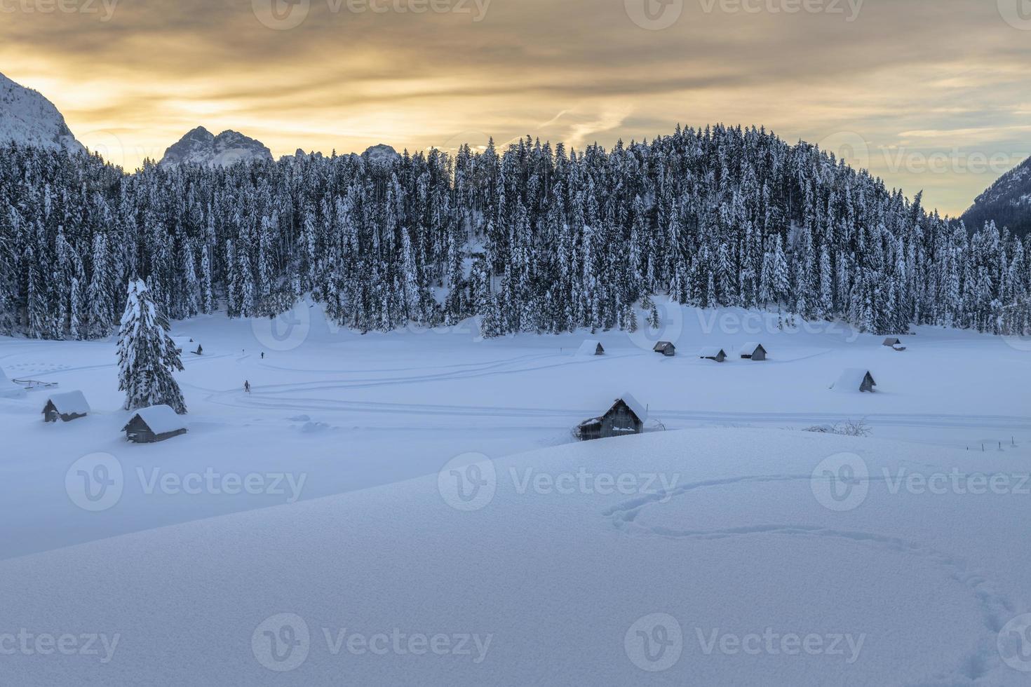 efter snöfallet. skymningens sista ljus i sappada. dolomiternas magi foto