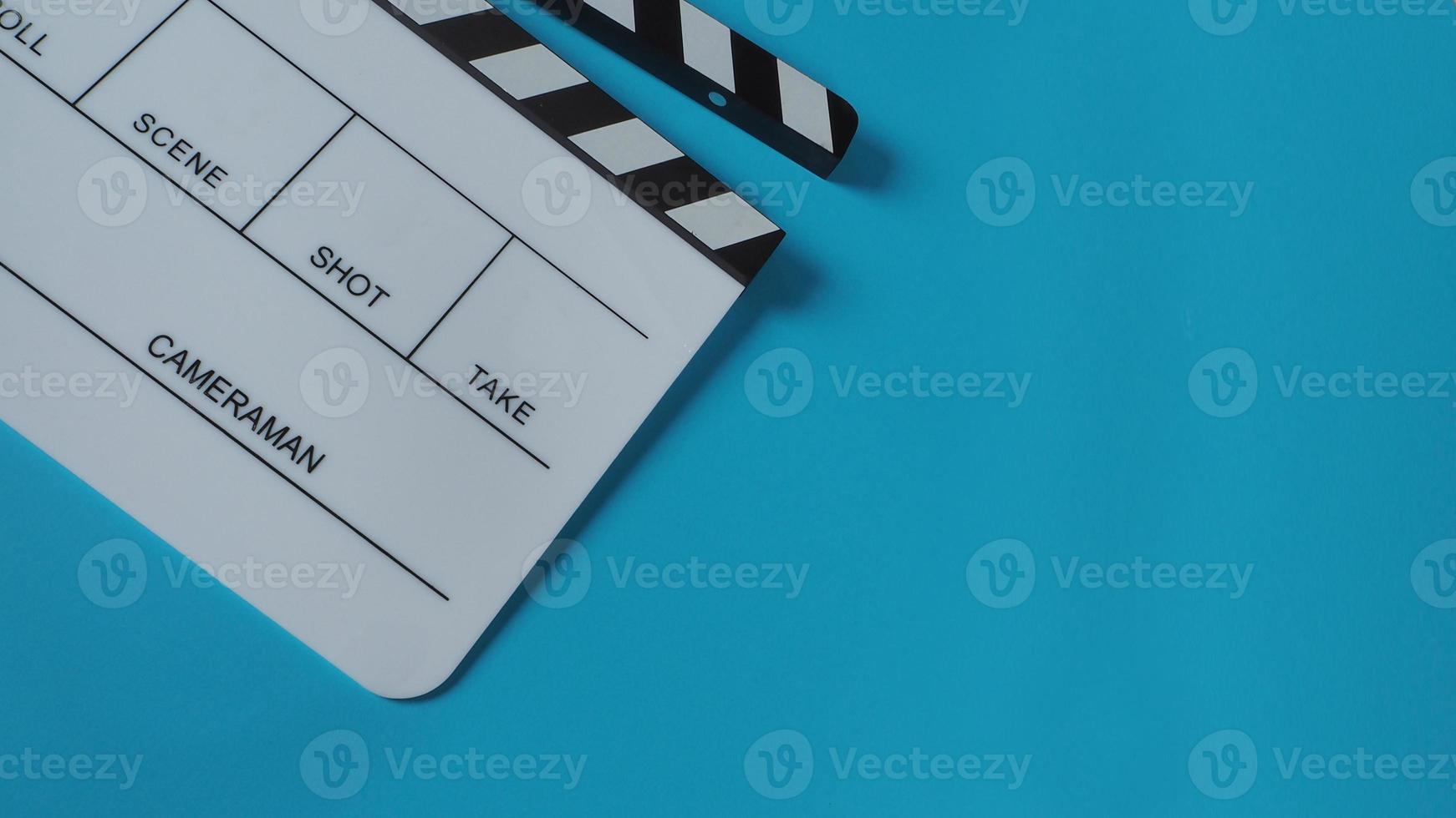 clapperboard eller filmskiffer på röd bakgrund. den används i videoproduktion och filmindustri. foto