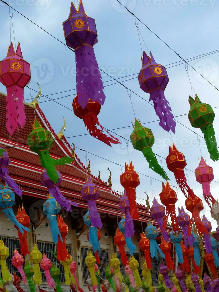 färgrik hängande lyktor dekorerad inuti thai tempel foto