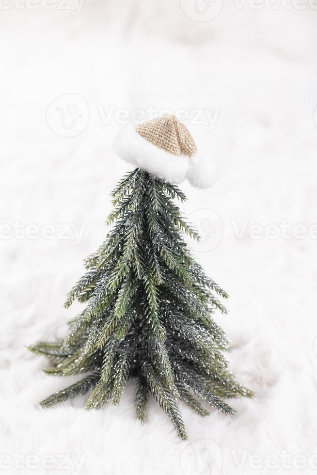 julens små träd och ullbakgrund foto