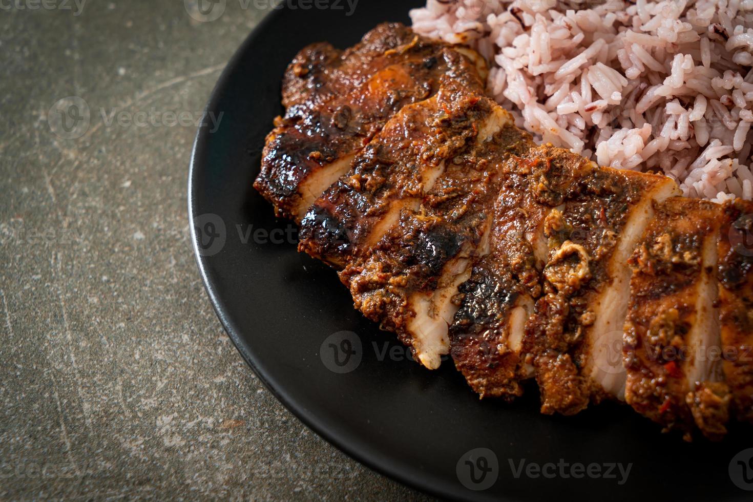 kryddig grillad jamaicansk ryck kyckling med ris foto