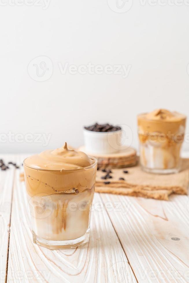 iced dalgona kaffe, ett trendigt fluffigt krämigt vispad kaffe foto