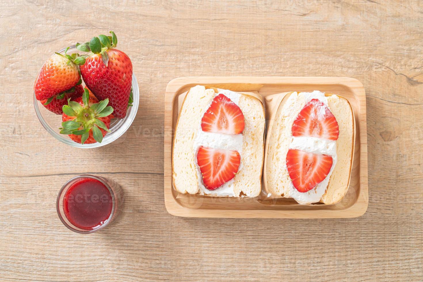 pannkaksmörgås jordgubbe färsk grädde foto