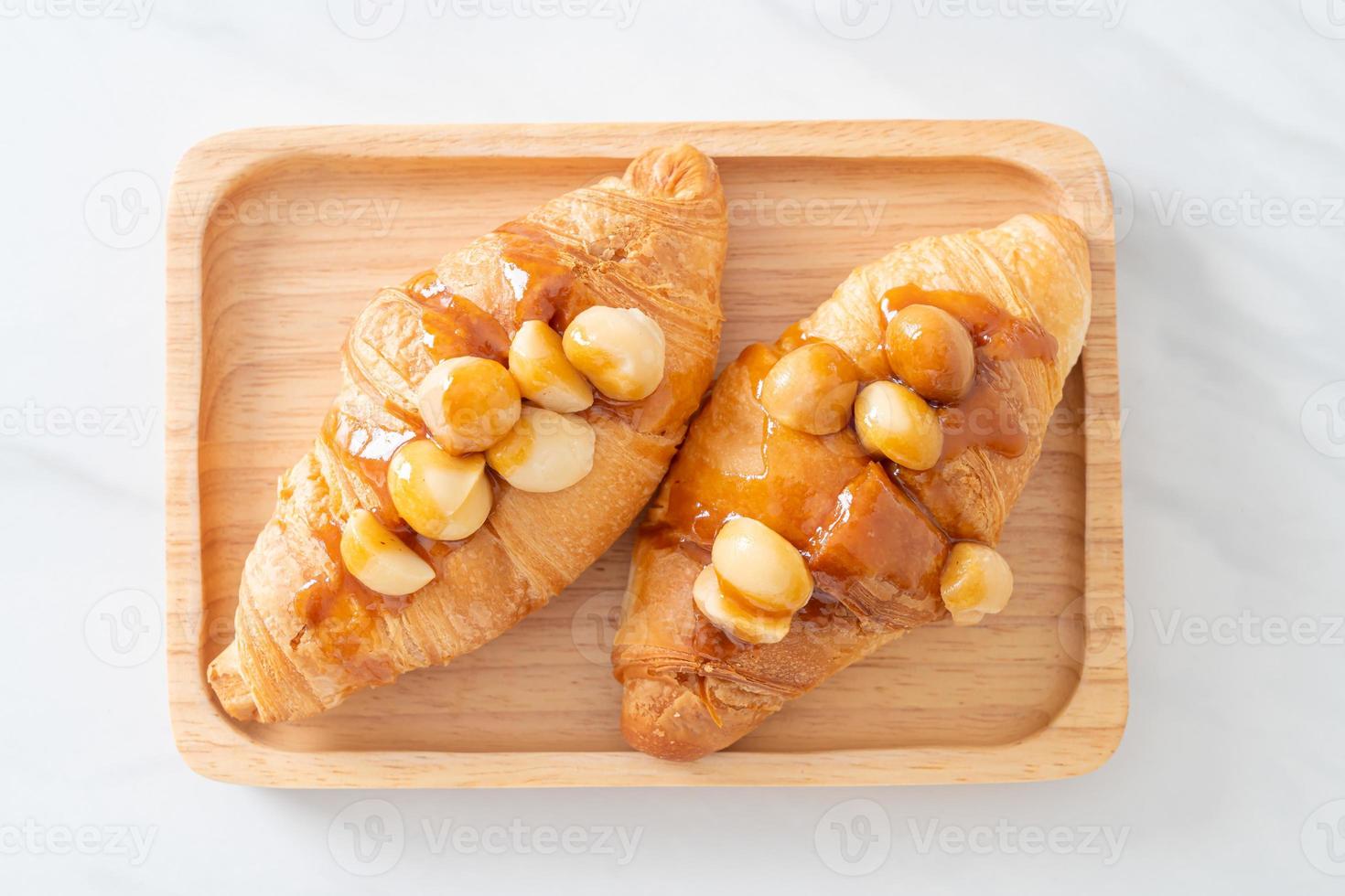 croissant med macadamia och karamell foto