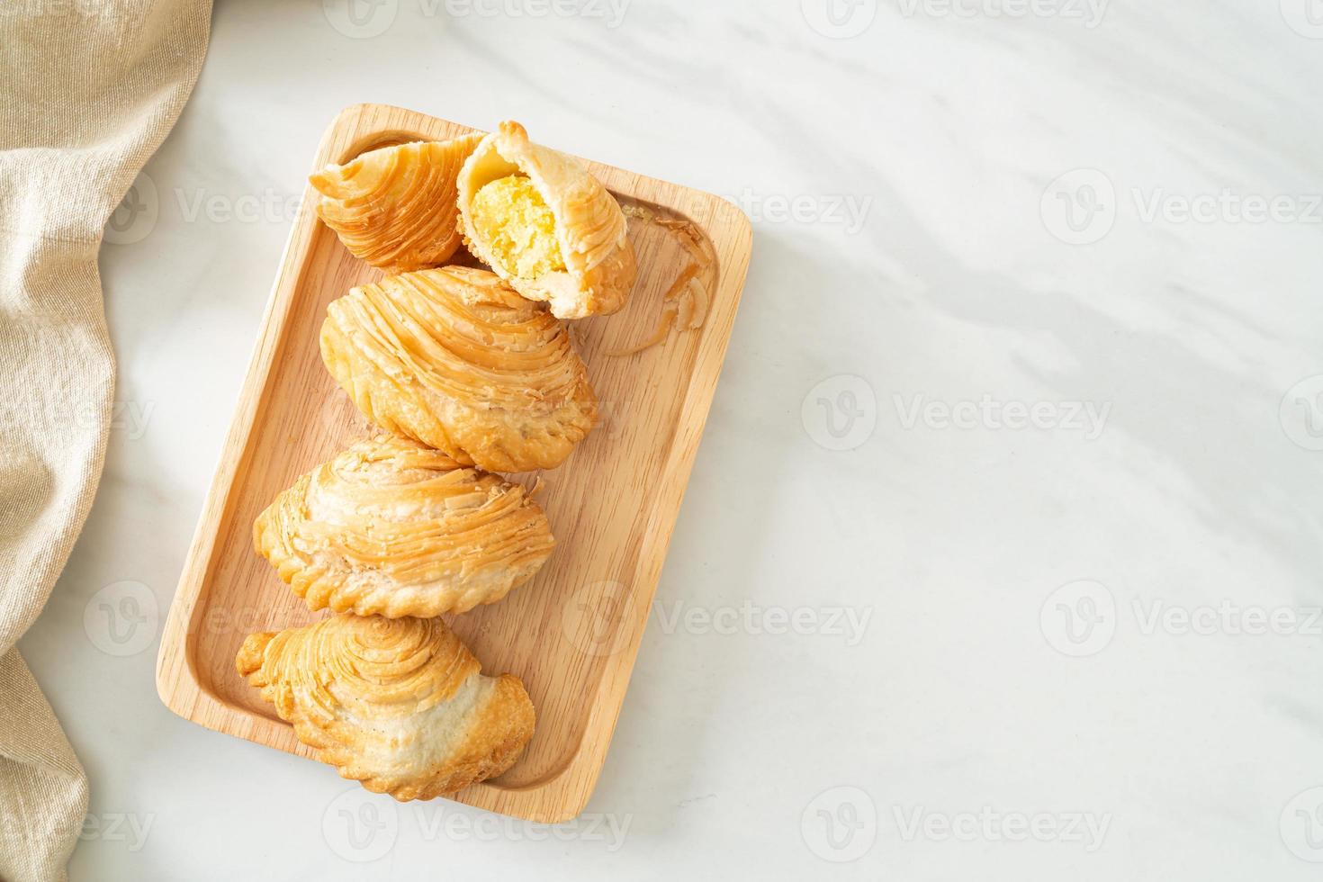 currypufffyllda bönor på tallrik foto