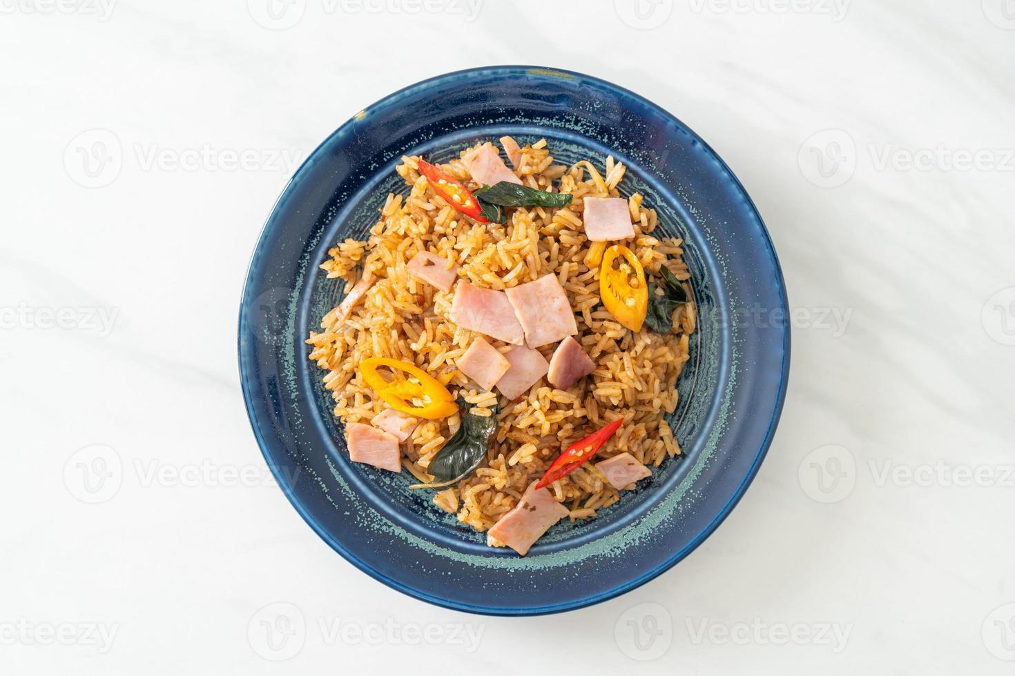 skinkstekt ris med örter och kryddor foto