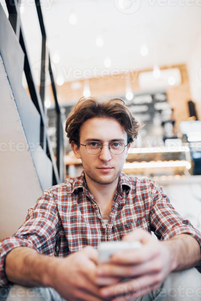 man dricker en kopp kaffe i caféet foto