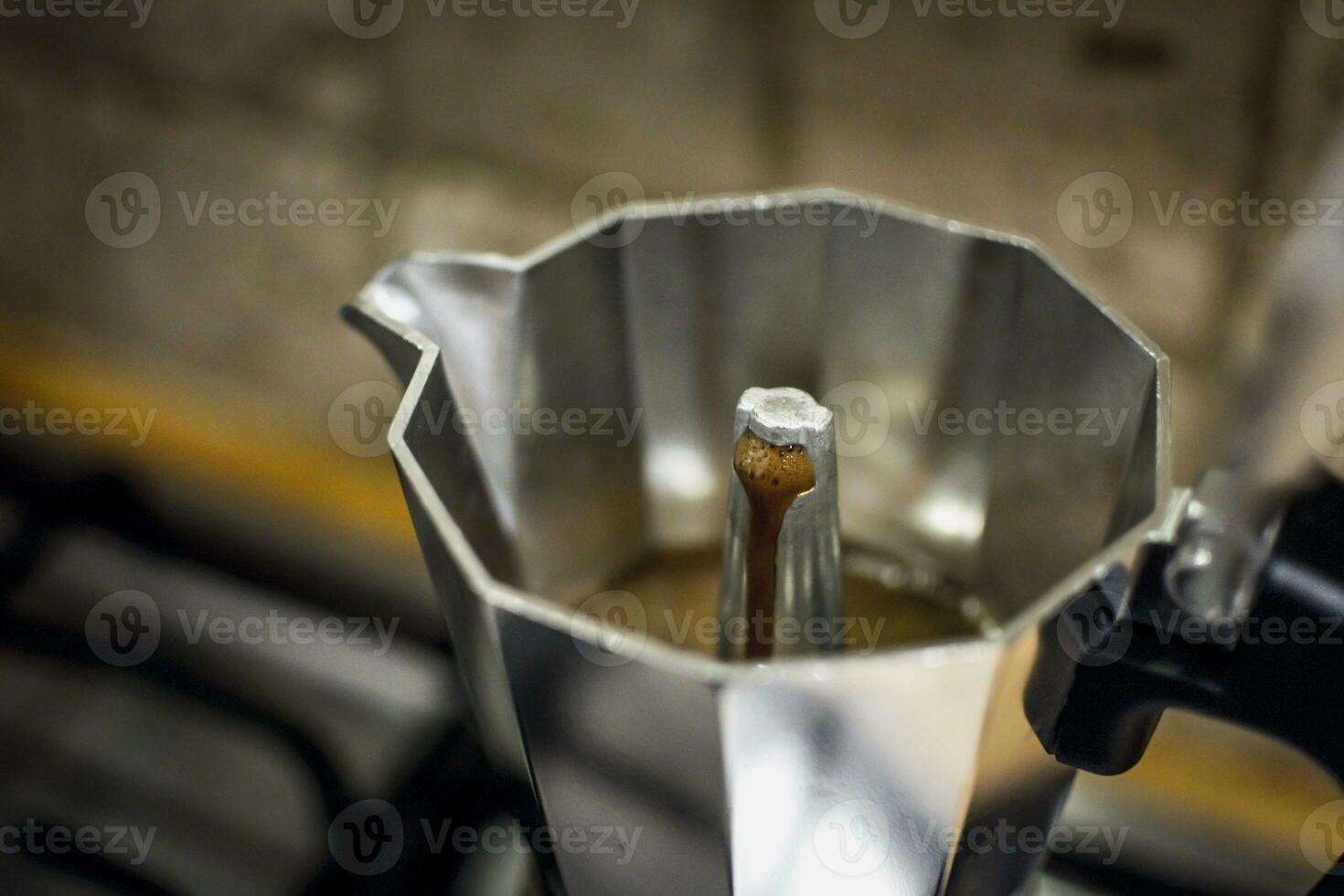 klassisk stovetop eller moka pott espresso tillverkare bryggning kaffe. foto