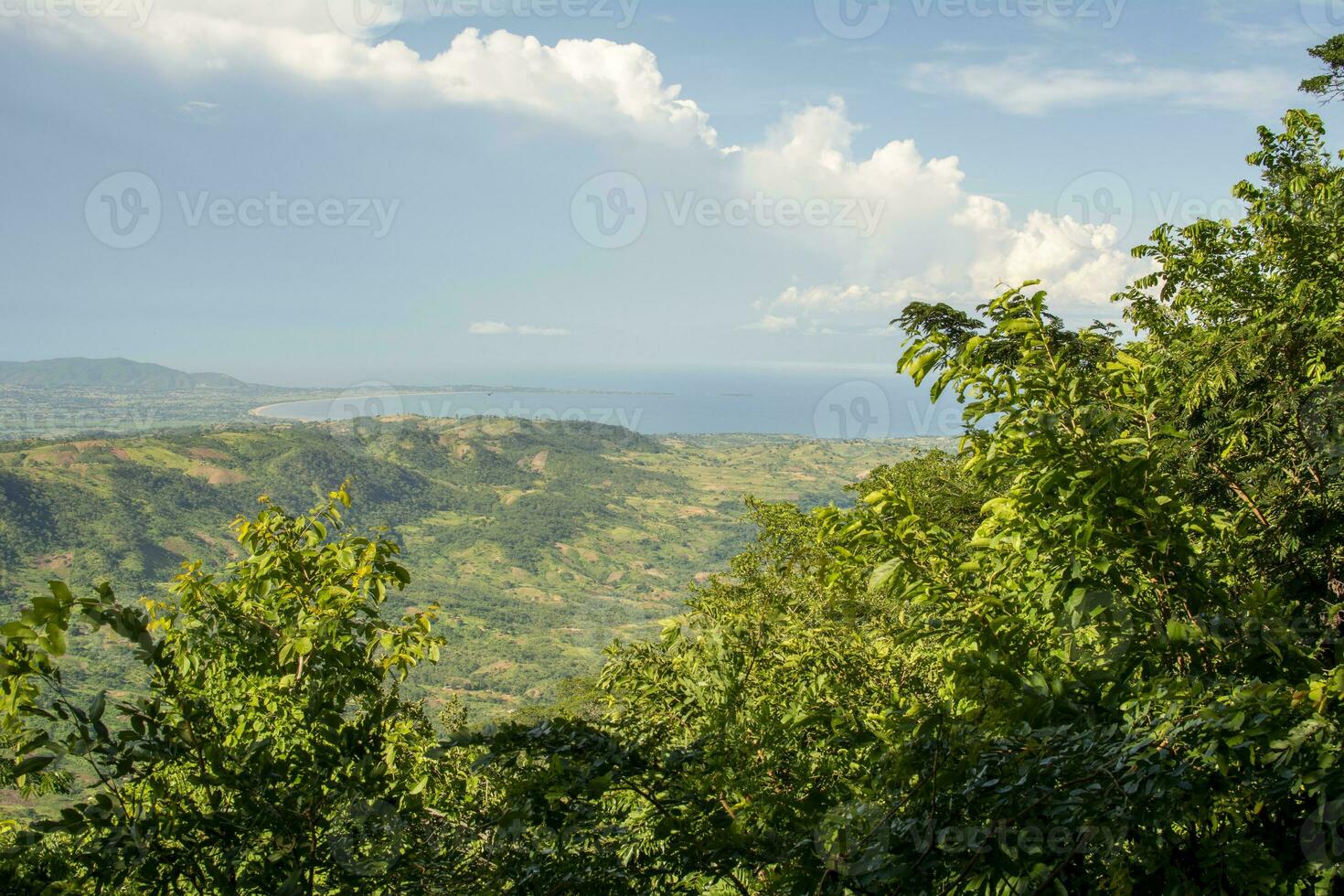 se på de landskap omgivande livingstonia med sjö malawi i de distans. foto