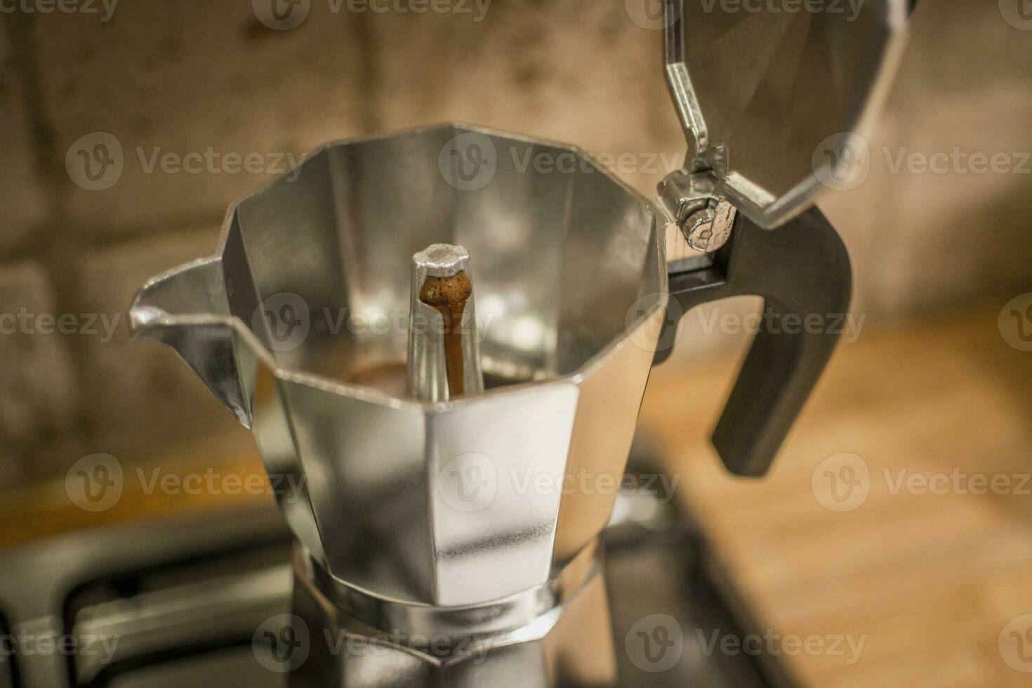 bryggning espresso kaffe i en stovetop kaffe tillverkare foto
