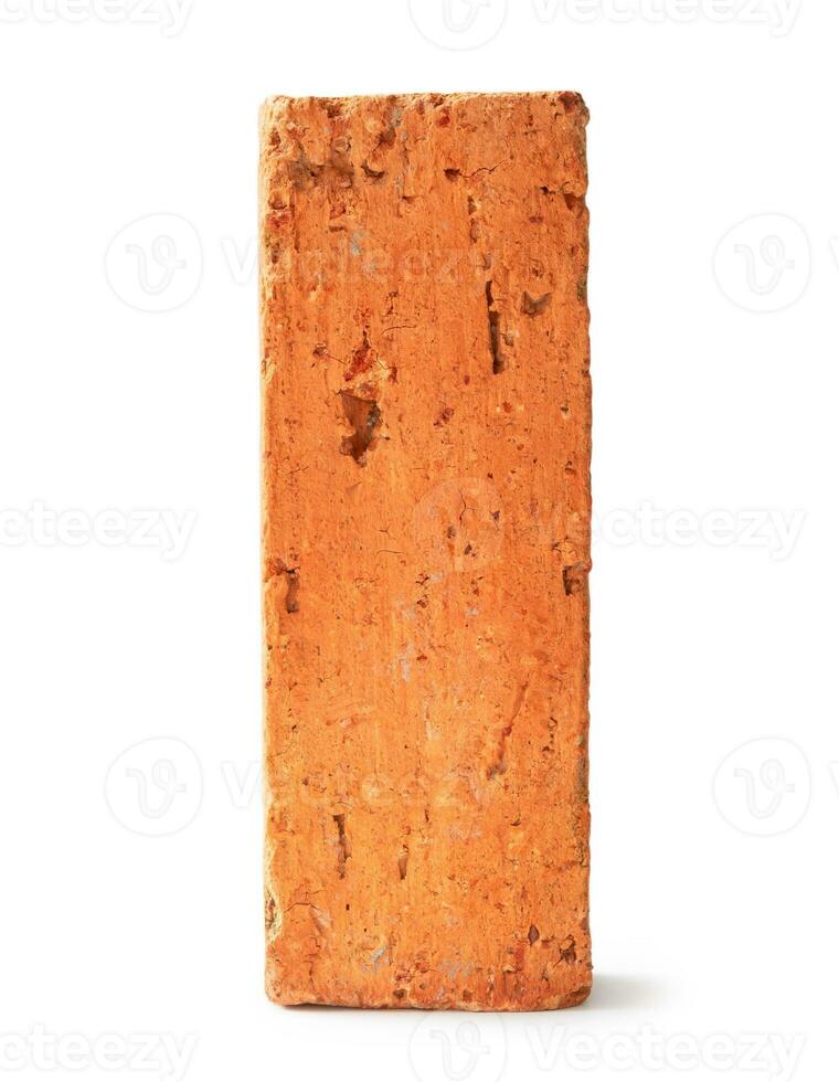 enda knäckt gammal röd eller orange tegel isolerat på vit bakgrund med klippning väg foto