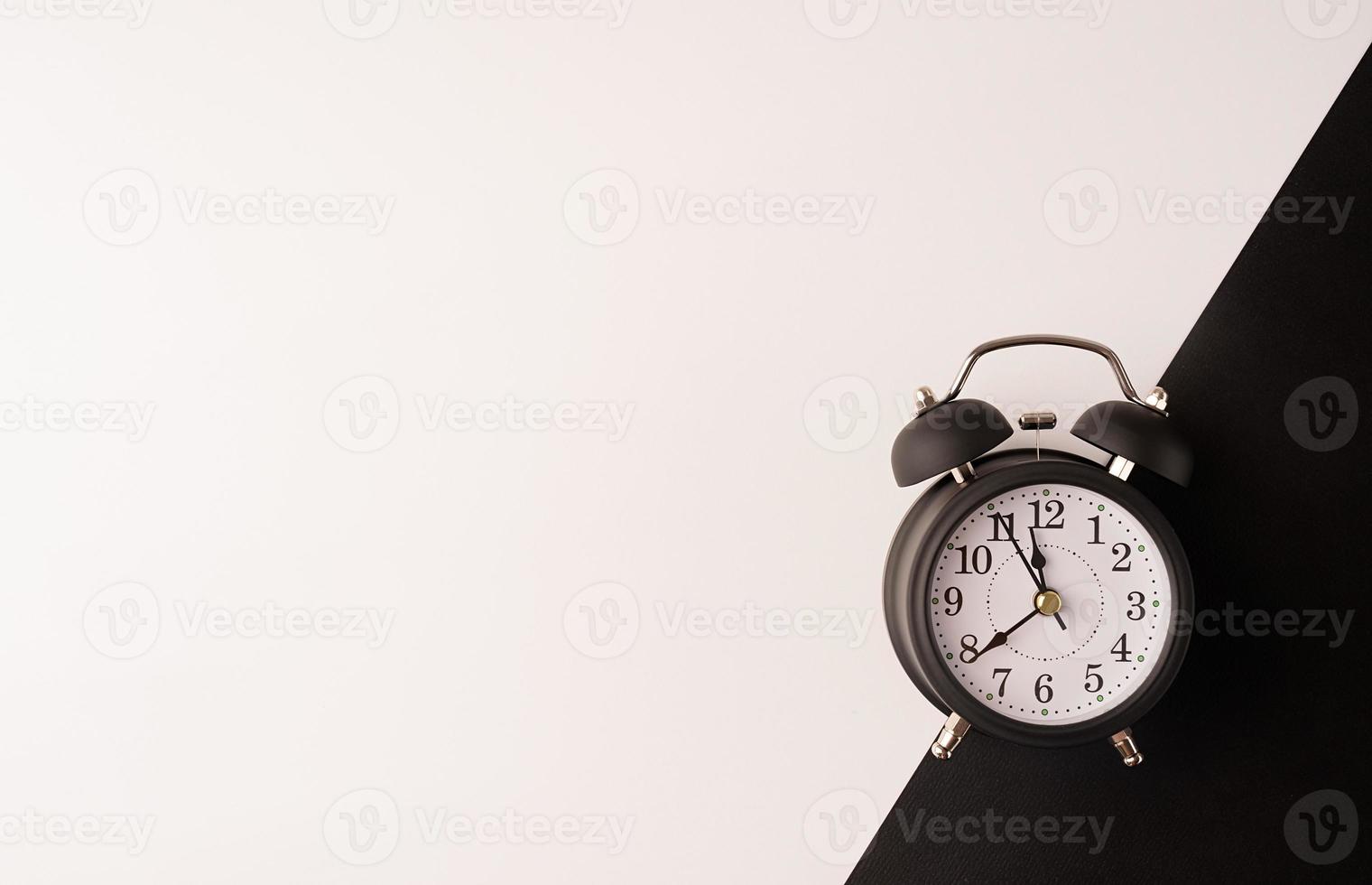 vit retro väckarklocka isolerad på dubbel vit och svart bakgrund med kopieringsutrymme foto
