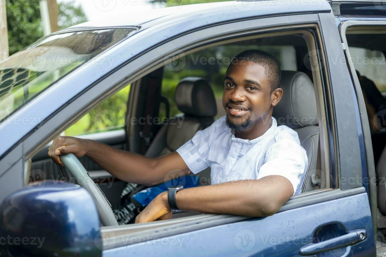 porträtt av en ung svart afrikansk stilig förare i taxi bil foto