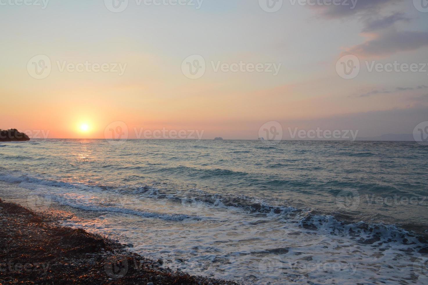 solnedgång på stranden av Agean havet i Rhodos i Grekland foto