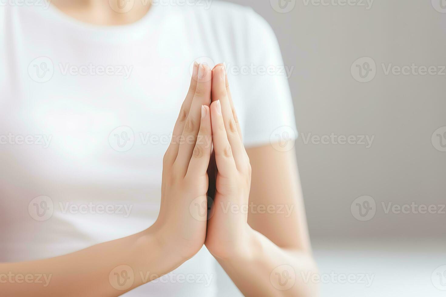 ai genererad en ung kvinna mediterar på en ljus bakgrund. händer stänga upp. biohacking begrepp, förbättra hälsa och välbefinnande genom meditation foto