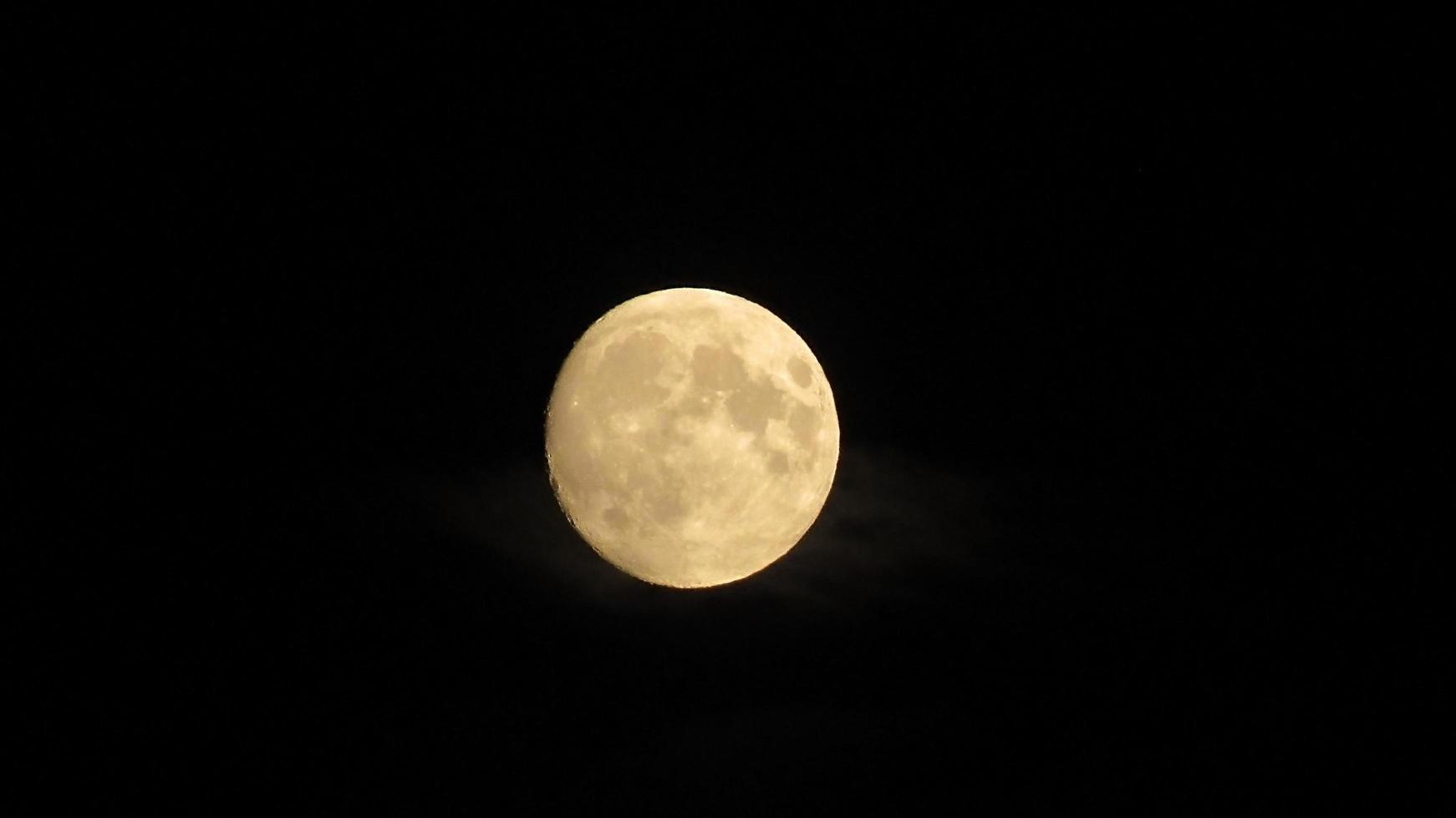 fullmåne på natthimlen. månen på den svarta bakgrunden foto