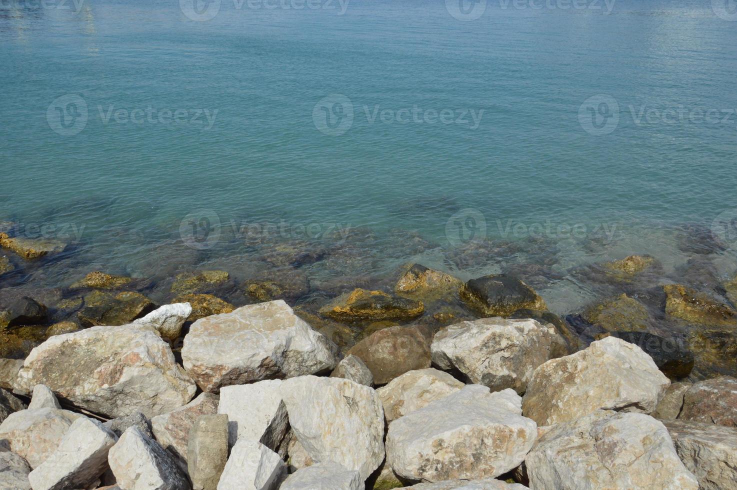 stora kullerstenar vid Medelhavskusten foto