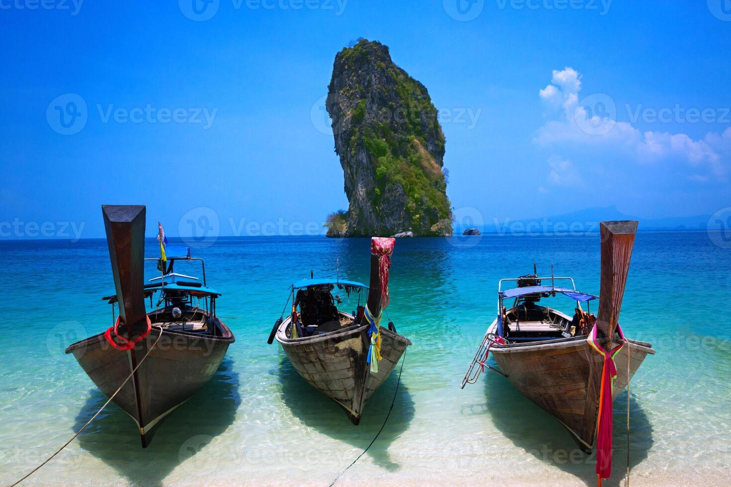 tropisk strand, longtailbåt, andamansjön, krabi, thailand foto