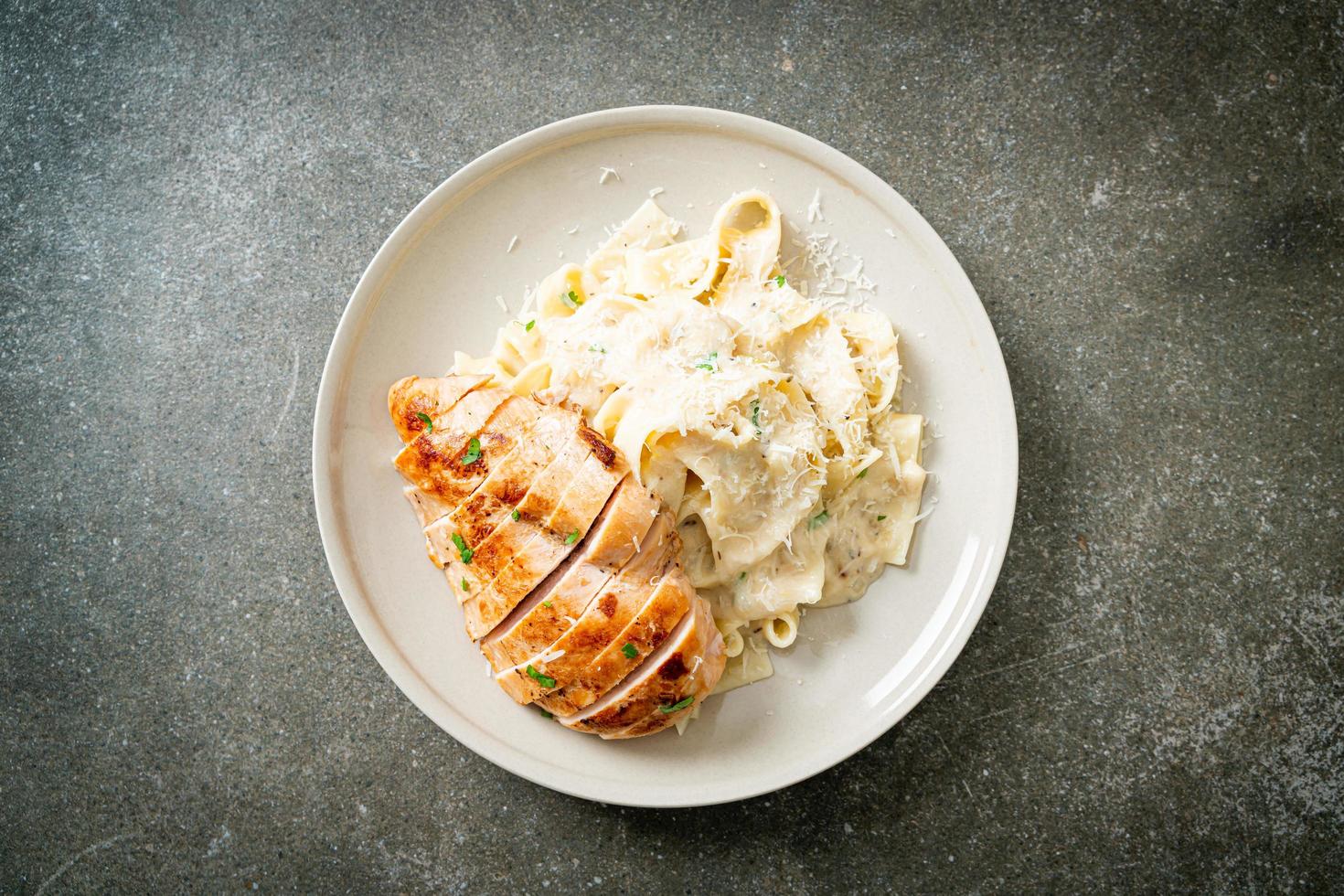 fettucine pasta vit krämig sås med grillad kyckling foto