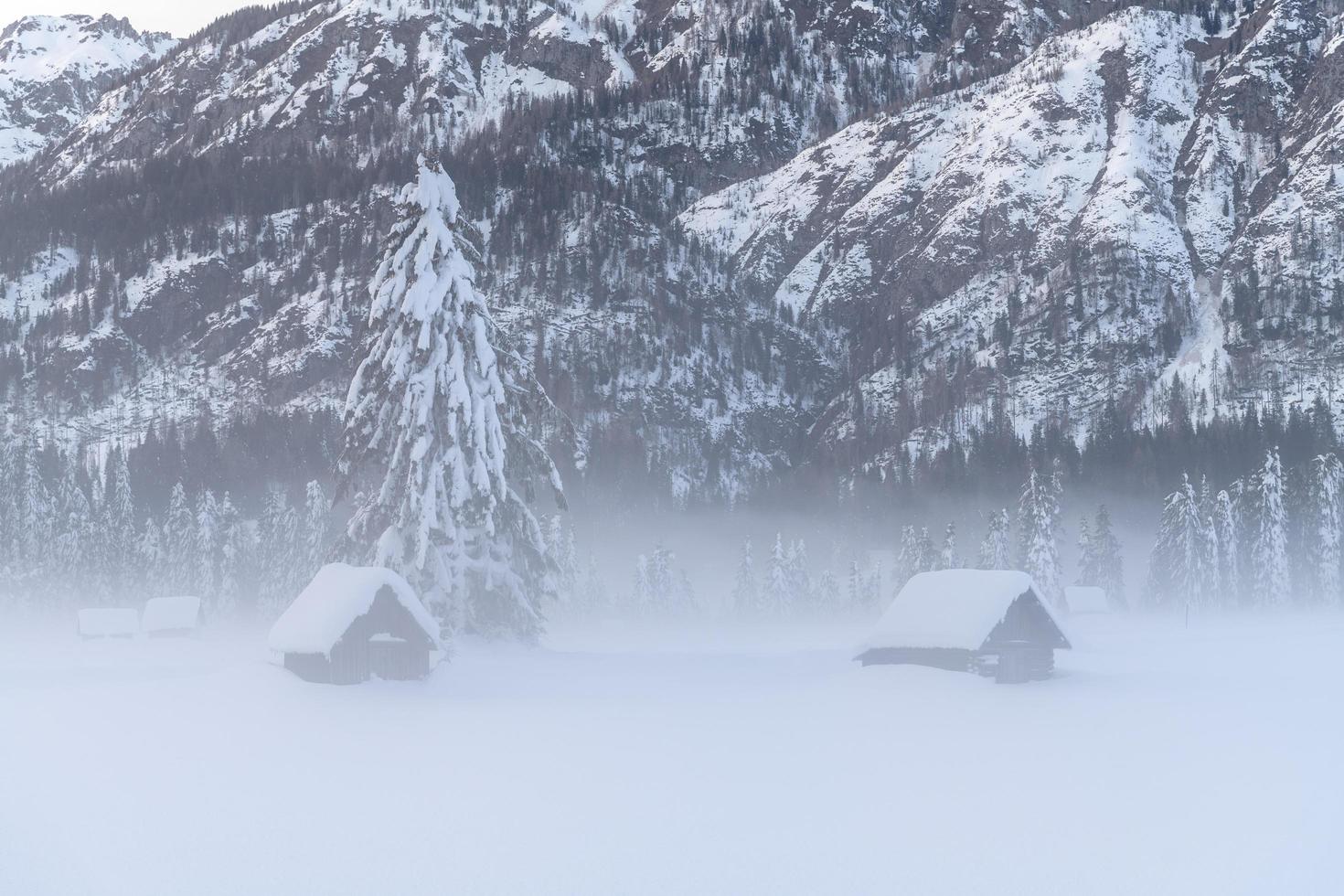 efter snöfallet. skymningens sista ljus i sappada. dolomiternas magi foto