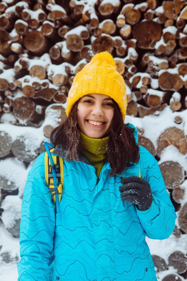 porträtt av vacker kvinna i gul hatt och vinterkläder foto