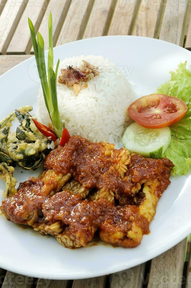 nasi tempe tahu penyet eller nedtryckt tofu tempeh ris foto