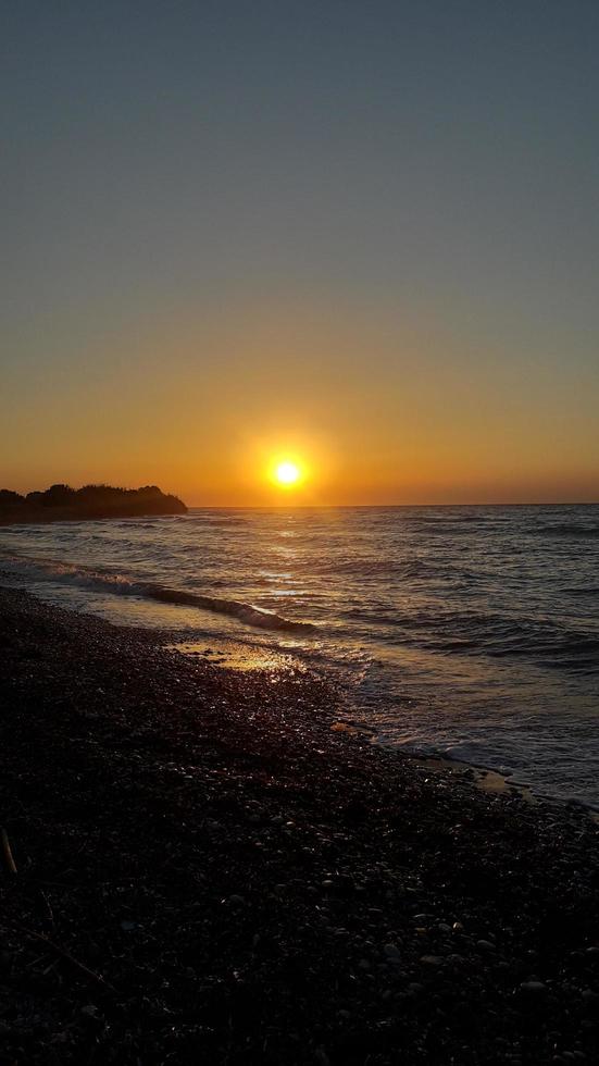solnedgång på stranden av Agean havet i Rhodos i Grekland foto
