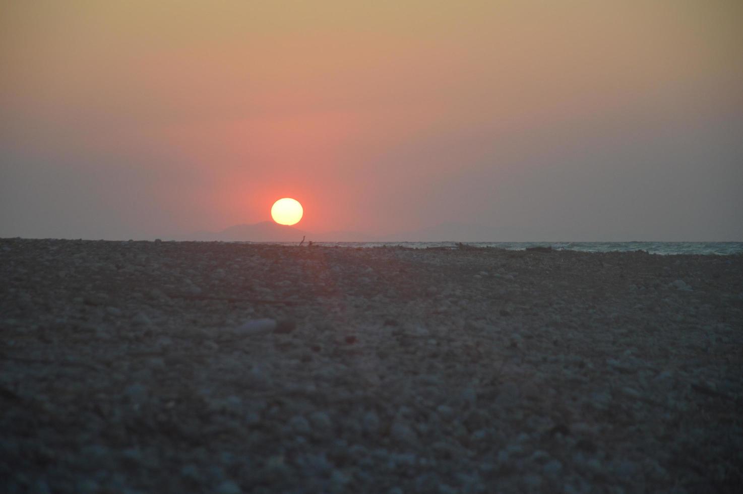 solnedgång på stranden av Agean havet i Rhodos i Grekland foto