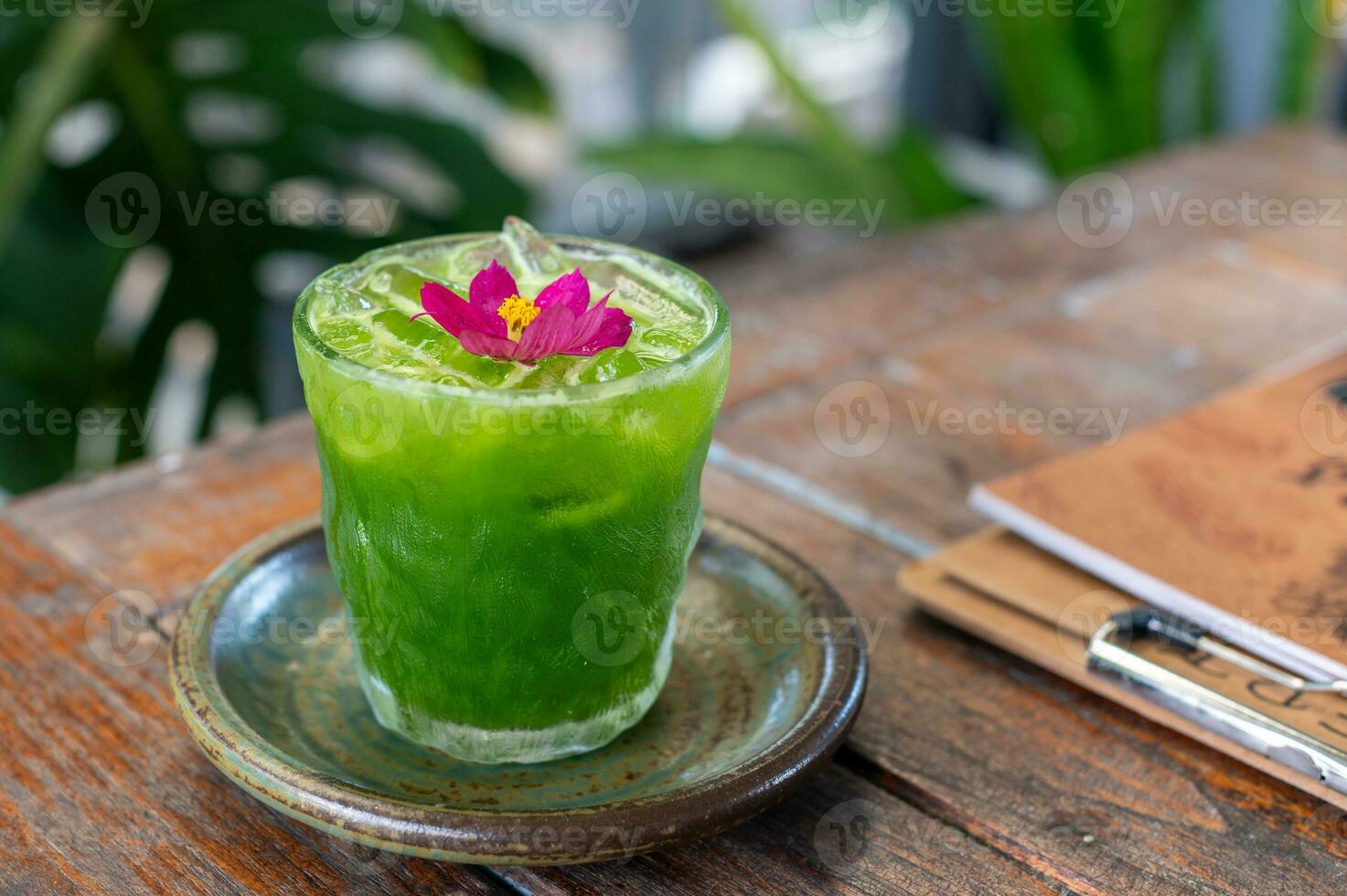 grönkål juice i en glas på en trä- tabell foto
