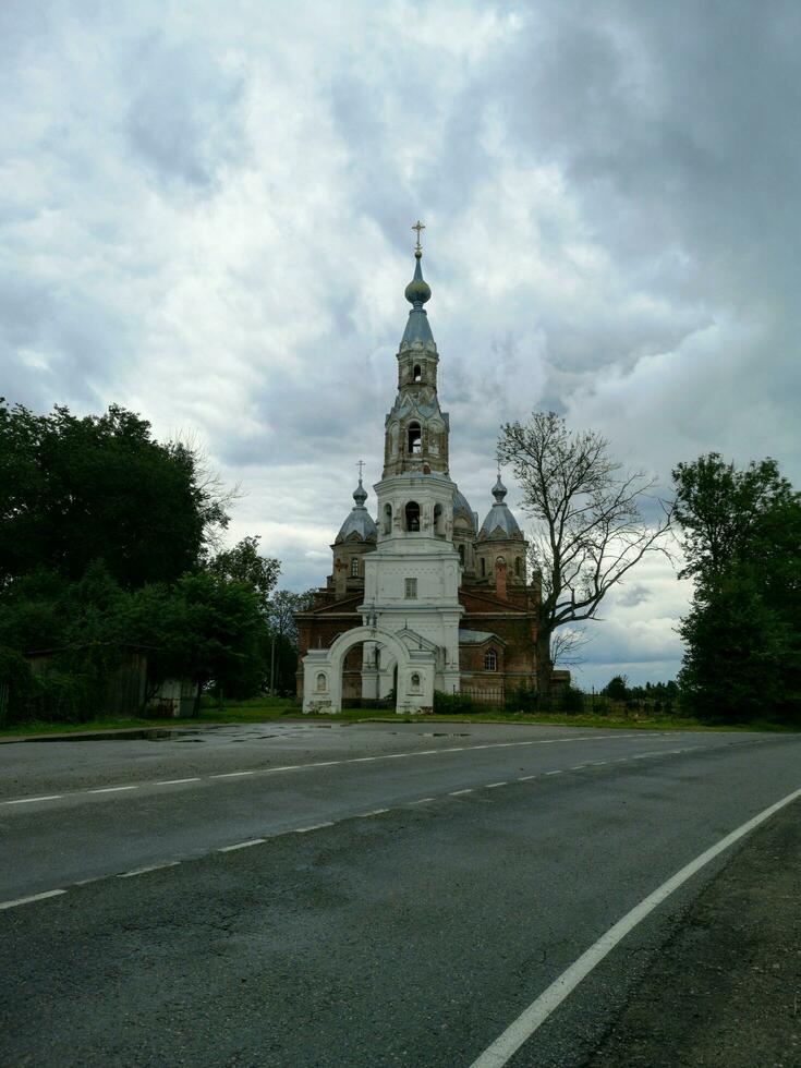 en kyrka på de sida av de väg foto