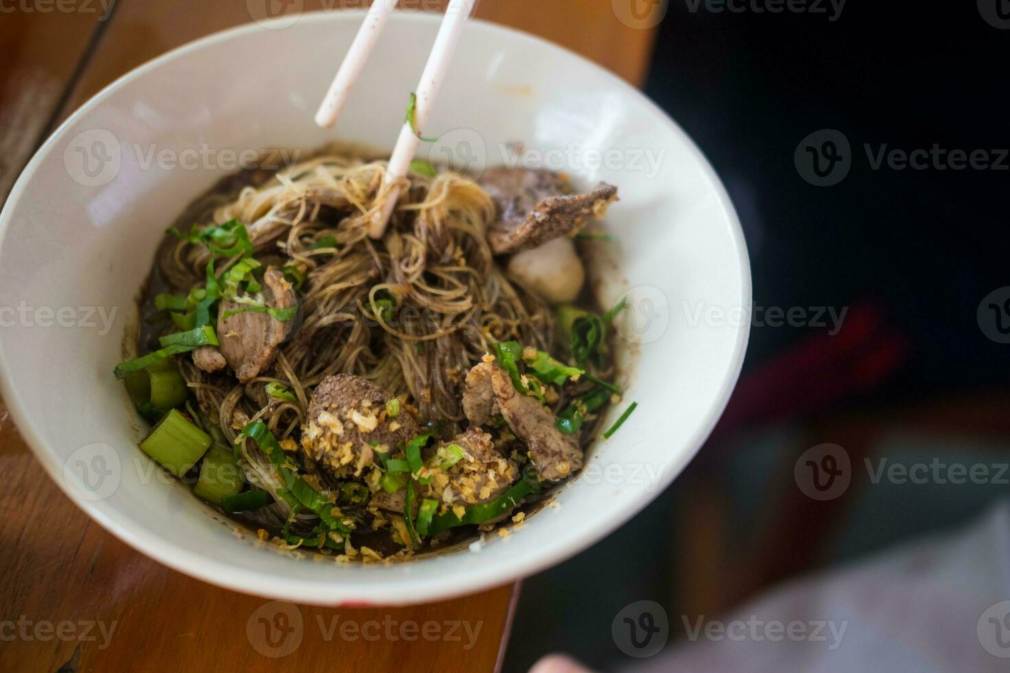 thai nötkött klar soppa vit ris nudel vermiceller med bräserad nötkött foto