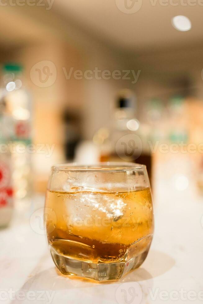 en enslig glas av whisky foto