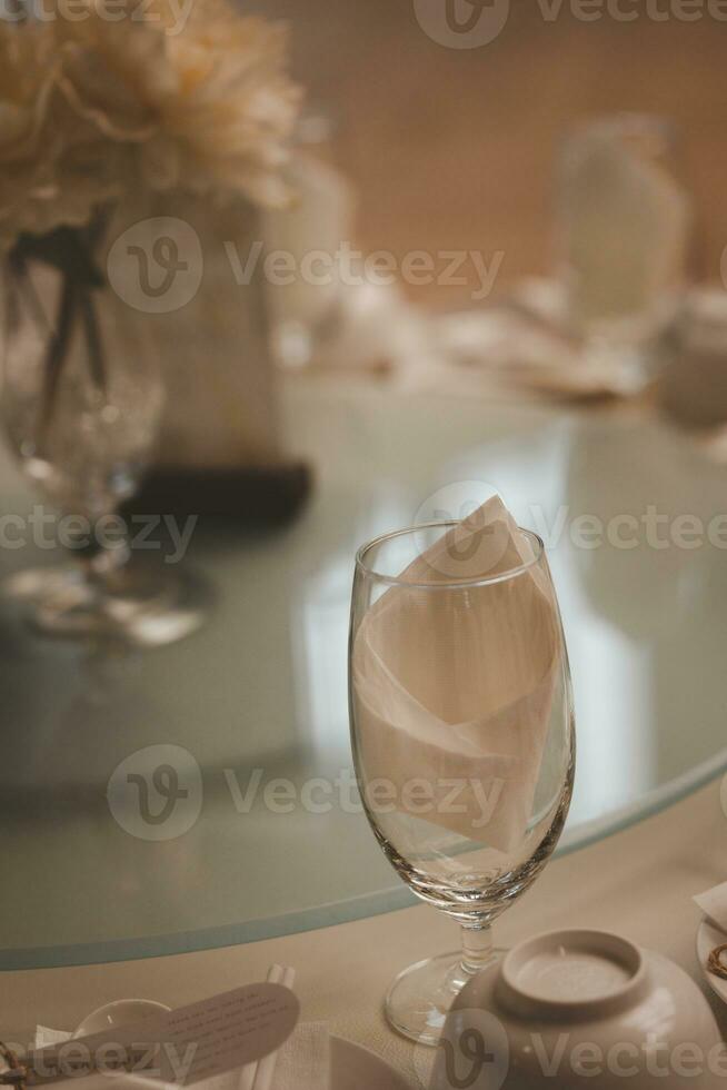 stänga upp av tömma glas i bröllop reception. foto