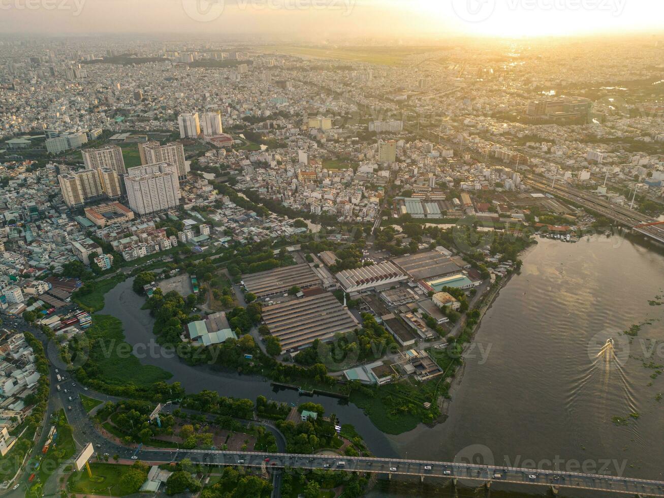 panorama- se av saigon, vietnam från ovan på ho chi minh stadens central företag distrikt. stadsbild och många byggnader, lokal- hus, broar, floder foto