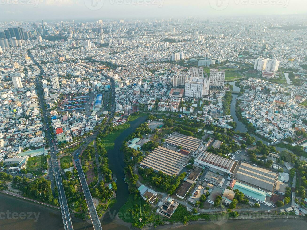 panorama- se av saigon, vietnam från ovan på ho chi minh stadens central företag distrikt. stadsbild och många byggnader, lokal- hus, broar, floder foto