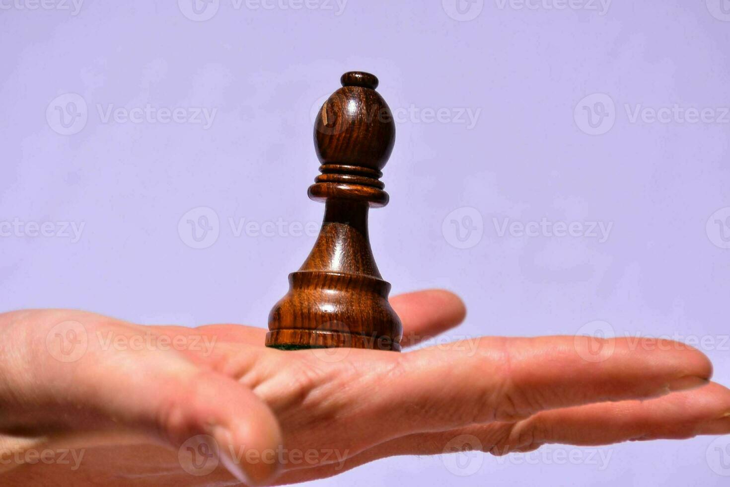 en små trä- schack bit på en hand foto