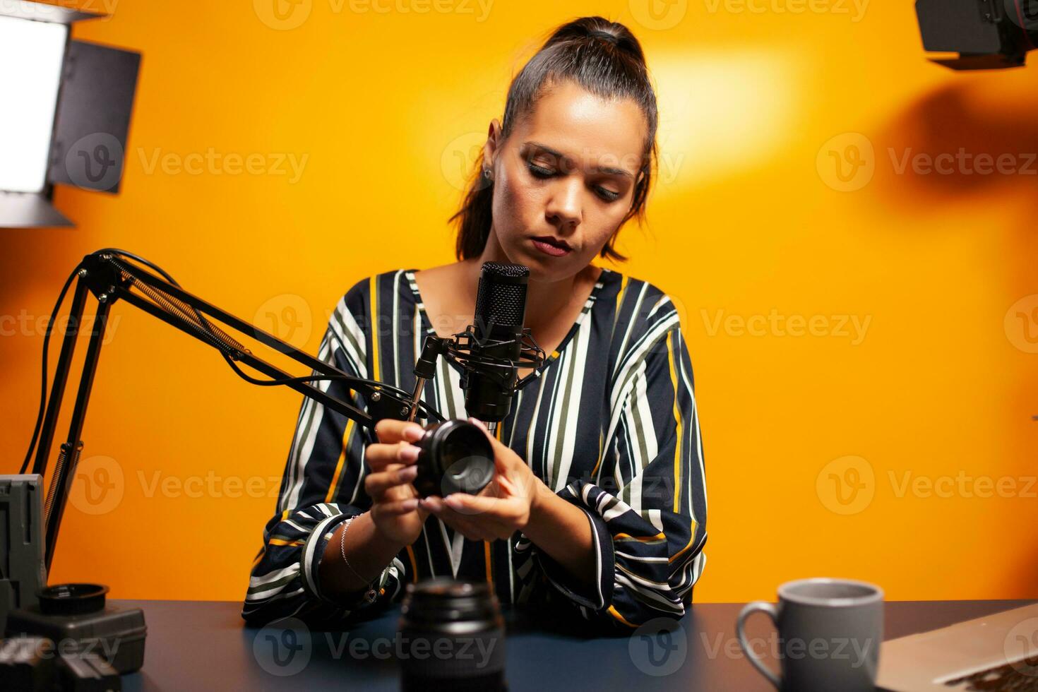 vlogger inspelning testa av lins fokus för podcast. ny media stjärna influencer på social media talande video Foto Utrustning för uppkopplad internet webb show.